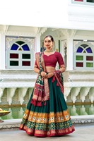 Lehenga en soie brodée taille jusqu'à 42 avec imprimé Patola, travail en feuille métallisée et doublure en micro-coton – Collection de vêtements de fête en gros