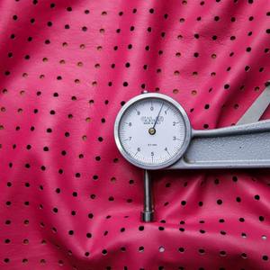 หนังรูเข็มแบบมีรูพรุนสีชมพูเข้มมีขนาด1ถึง22ตารางฟุตสำหรับผลิตภัณฑ์เครื่องหนังตามสั่ง - Product Image 2