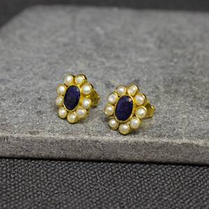 Magnifiques Boucles d'oreilles clous en argent sterling 925 avec saphir et perle, serti clos, style vintage, pierre de naissance de septembre, pour soirée, vente en gros - Product Image 2