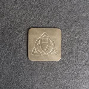 Juego de Posavasos de Metal con Nudo Celta Grabado, Patrón Herencia Intrincado para Comedor y Regalos, Venta al por Mayor - Product Image 3