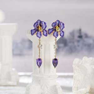 ต่างหูแฟชั่นทรงหยดน้ำเคลือบสีเงินสเตอร์ลิงลายดอกไอริสบลูมมิ่งจาก Jeulia - Product Image 5
