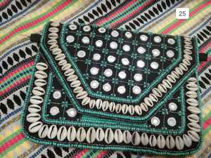 Pochette à pompon Boho élégante et audacieuse fabriquée à la main pour les invités de mariage, les fêtes à la plage et les festivals de musique - Product Image 4