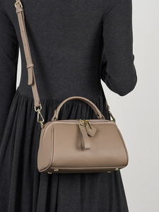 Nouveau design de sac à bandoulière en cuir de vache de luxe personnalisé Sac à main en cuir pour dames femmes - Product Image 4