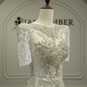 Robe de mariée sirène moderne à manches courtes, ornée de paillettes et de perles, avec traîne chapelle, dentelle florale et cristaux, modèle GT26052 - Product Image 5