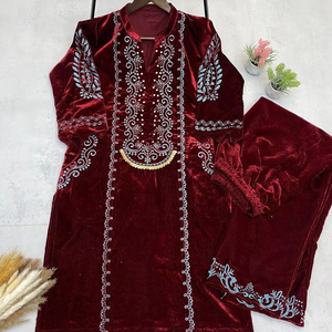 Traje de Diseño con Bordado de Terciopelo y Bolsillos - Product Image 1