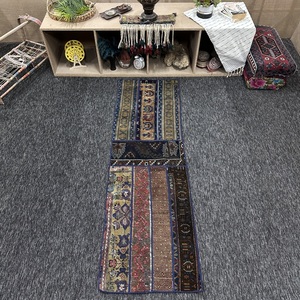 Petit tapis turc vintage 2x6,6 pi (62x200 cm), tapis Herki marron patchwork - Product Image 1
