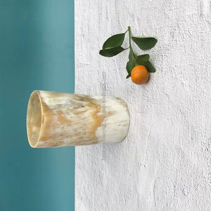 Verre à liqueur en corne de buffle naturelle authentique avec bord en laiton, artisanal, style viking, pour les fêtes et les cadeaux par FWE - Product Image 1