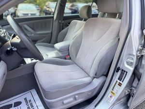 Camry LE 2011 d'occasion, conduite à gauche, turbo, transmission intégrale, sièges en tissu, pneus R17, intérieur clair - Product Image 5