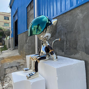 Statue de personnage de dessin animé en fibre de verre grandeur nature, garçon cool assis avec casque, style cyberpunk, pour vitrine de magasin - Product Image 1