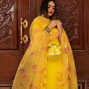 BUTTERCUP Ensemble de costume Salwar en satin jaune pour femme Pantalon Kurti en pur coton Dupatta avec taille naturelle Filles et femmes - Product Image 1