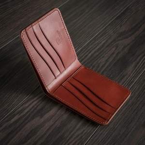 Cartera de cuero personalizada de lujo para uso unisex con diseño de logotipo personalizado - Product Image 2