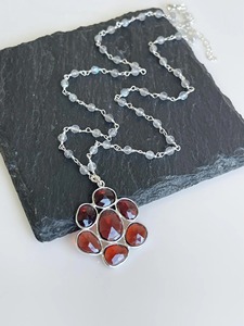 Collier Pendentif Fleur en Grenat et Labradorite, Chaîne Perlée, Argent Sterling 925 avec Perles Naturelles Authentiques, Élégance Sublimée - Product Image 2