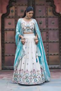 Impresionante Festival Lehenga Choli con bordado pesado de lentejuelas e hilo de trabajo perfecto para bodas y celebraciones tradicionales - Product Image 3