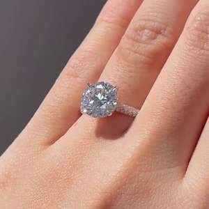 Anillo de compromiso con halo de diamantes de laboratorio redondos de 3.00 quilates con certificación IGI, engaste tipo catedral, estilo elegante - Product Image 6