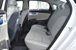 Berline automatique à traction avant, conduite à gauche, en cuir foncé, avec pneus de taille R19, caméra arrière, phares à LED, toit ouvrant, occasion - Product Image 5