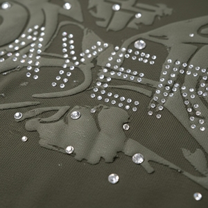 Fabricante de Sudaderas con Forro Polar para Mujer, Personalizadas, 500gsm, Poliéster/Algodón, Bolsillo Tipo Cargo, Estampado con Pedrería, Corta, Invierno - Product Image 5