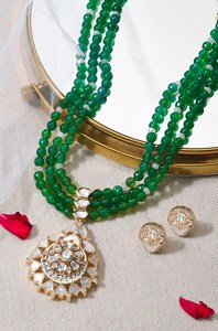 Conjunto de collar Kundan con cuentas verdes, joyería inspirada en Sabyasachi con pendientes, plata 925 chapada en oro de 14K - Product Image 6
