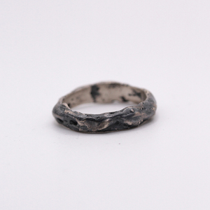 Bague de mariage en argent sterling 925 faite à la main avec pierres précieuses, design vintage texturé sculpté à la cire, aspect organique unisexe robuste - Product Image 4