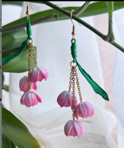 Pendientes de Ganchillo Personalizados DMC Tulipán, Joyas de Ganchillo con Micro Gancho, Pendientes Colgantes Florales, Joyería Floral, Mini Pendientes de Ganchillo para Boda, Regalo - Product Image 1