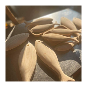 Décoration artisanale de poisson en bois ajoute une touche côtière à l'intérieur - Product Image 1