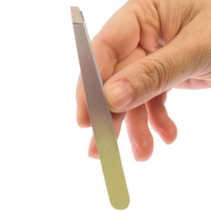 Pinzas de Cejas con Punta Inclinada Personalizadas, de Acero Inoxidable, Ligeras y Ecológicas, Gran Venta - Product Image 1