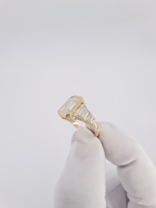 Anillo de Oro Amarillo Sólido con Diamante Cultivado en Laboratorio, Corte Esmeralda, Engaste Completo con Bisel, Piedras Laterales Trapezoidales Graduadas Escalonadas, Joyería de Tres Piedras - Product Image 3