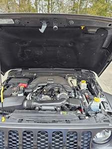 Jeep Gladiator Sport 4x4 2020 d'occasion en bon état, moteur V6 de 3,6 litres, kit de rehausse de 2 pouces, toit souple Sunrider pliable - Product Image 6