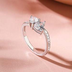 Bague de fiançailles en platine avec deux diamants taille émeraude par Jeulia - Product Image 6