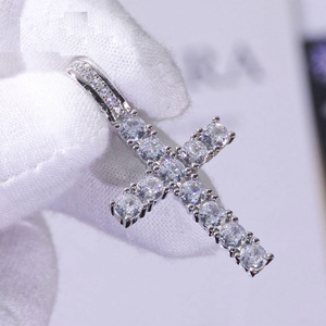 Colgante de cruz de moissanita estilo hip hop, tono oro blanco, con incrustaciones de piedras redondas, colgante de cruz para hombre, joyería hip hop, regalo de lujo. - Product Image 1