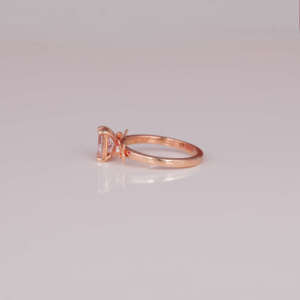 Bague de fiançailles tendance plaquée or rose 18 carats avec diamant de laboratoire taille radiant, design classique personnalisé pour cadeau d'anniversaire - Product Image 2