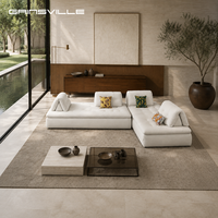 Canapé modulaire design moderne à profil bas, sectionnel capitonné avec coussins de dossier pyramidaux sculpturaux