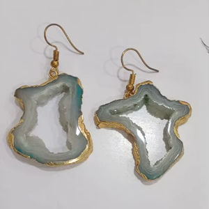 Boucles d'oreilles plaquées or en pierre naturelle fabriquées à la main Bijoux de mode pour femmes à la mode principalement en laiton - Product Image 1