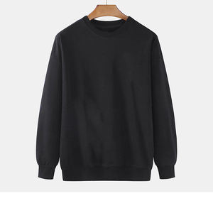 Sudadera de Cuello Redondo Negra Lavada para Hombre con un Ajuste Relajado, Tela de Algodón Suave y Diseño Minimalista para Uso Diario - Product Image 1