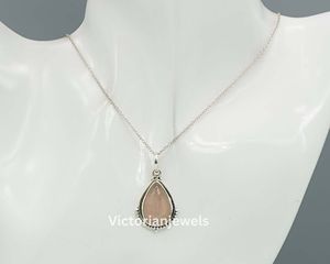 925 argent sterling massif mois de janvier pierre de naissance Quartz rose avec réglage de lunette pendentif à breloque en forme de poire - Product Image 3
