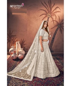 LehengaCholi de mariage en velours lavande pour femme avec chemisier brodé et Chunni lourd - Product Image 5