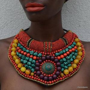 Ensemble de colliers et bracelets en résine avec broderie faite à la main Bijoux élégants en pierre pour femmes Dernier design à la mode pour les mariages - Product Image 2