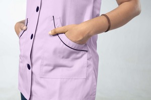 Ensembles d'uniformes de gommage de haute qualité de couleur rose et bleue avec boutons à pression, coupe et poches confortables | Summer Hospital Scrubs - Product Image 4