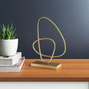 Sculpture décorative en métal de table industrielle avec une finition sombre et un attrait nerveux idéal pour la décoration masculine et les espaces de bureau - Product Image 5