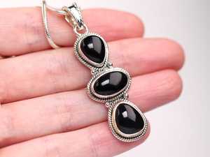 Cadeau de Noël unique pour elle: pendentif en onyx noir sur un collier ovale en argent sterling, incrustation de lunette plaquée or rhodium - Product Image 2