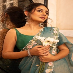 Sari VASTRA COTTAGE de Tela de Musgo Puro con Bordado Floral Premium y Borde Calado, Sari Indio de Diseño con Blusa - Product Image 4