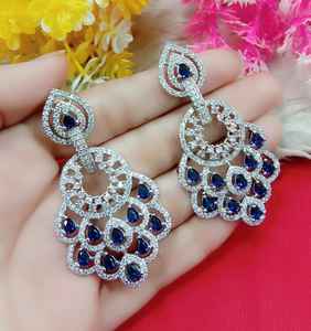ต่างหูแฟชั่นอินเดียคุณภาพพรีเมียม ชุบเงินอัลลอยด์ประดับเพทาย สำหรับงานแต่งงาน งานหมั้น งานครบรอบ งานปาร์ตี้ และงานเจ้าสาว - Product Image 1