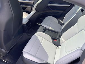 Taycan GTS 2023 590 chevaux double moteur AWD ensemble haut de gamme bleu gentiane finition métallisée sièges en cuir lumière automatique au lithium - Product Image 5