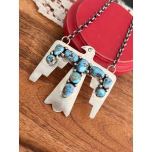 Collier ras du cou en argent sterling et turquoise Golden Hills de Russell Sam, motif Aigle Tonnerre, forme animale unique, idéal pour les cadeaux - Product Image 4