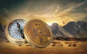 Llavero de brújula clásica de cobre con patrón circular, ligero y ecológico, con grabado de reloj de sol y poema de Robert Frost, ideal para regalo. - Product Image 2