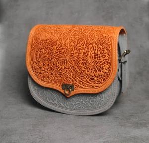 Bolso cruzado de cuero genuino para mujer con patrón floral en relieve Bolso de hombro de cuero estampado elegante Bolso de regalo - Product Image 6