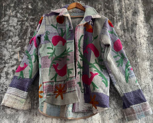 Veste chemise en coton vintage Kantha Suzani – Veste en coton réversible matelassée faite à la main, style bohème patchwork - Product Image 2