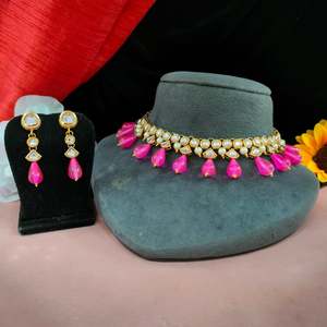 Juego de COLLAR COLGANTE Kundan y perlas de la mejor calidad, exuda un aura real al tiempo que complementa el atuendo tradicional y moderno - Product Image 2