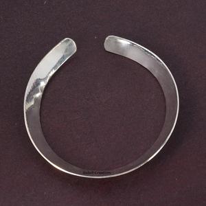 Gargantilla chapada en plata simple y gruesa con colgante en forma de ala, joyería llamativa para mujer, moda y ropa de fiesta - Product Image 3