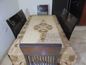 Couverture de table à manger 6 places brodée dorée à la main Nappe élégante à motifs floraux avec broderie de luxe - Product Image 3