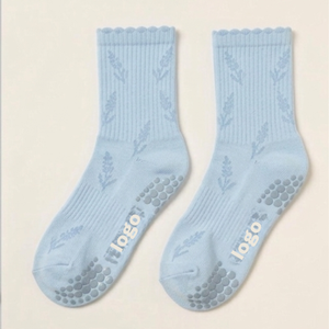 Chaussettes de sport bleu clair personnalisées avec logo, imprimé jacquard floral, semelle antidérapante pour femmes, usage quotidien, saison printemps - Product Image 1
